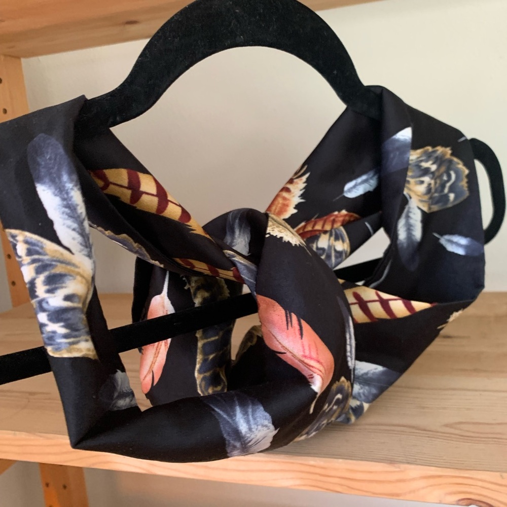 100% sill feather cravat.
